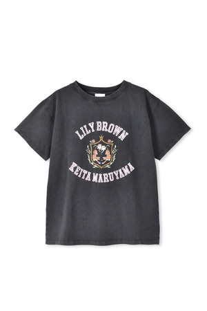 【LILY BROWN】Collaboration Emblem Graphic Tシャツ