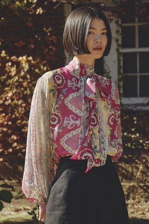 Floral Ethnic Border Silk ブラウス